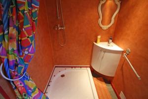 een kleine badkamer met toilet en wastafel bij La Roulotte d'Arthur in Sercoeur