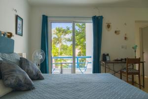 メリダにあるCASA MINERVA MERIDAのベッドとガラスの引き戸のある寝室 +40枚の写真