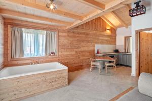 y baño con bañera y mesa. en Noah Suites, en Vigo di Fassa 63 fotos más