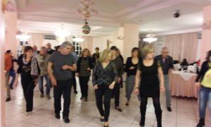 un grupo de personas caminando en una habitación en Hotel Degli Amici, en Sant'Egidio del Monte Albino