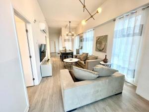 Et opholdsområde på Buchanan 312 - Midtown Condo Luxe and gym