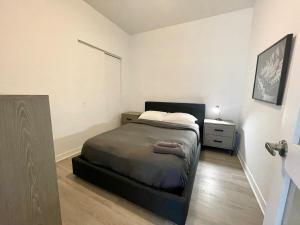 En eller flere senge i et værelse på Buchanan 312 - Midtown Condo Luxe and gym