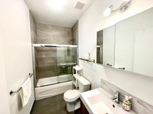 Et badeværelse på Buchanan 312 - Midtown Condo Luxe and gym + 8 billeder