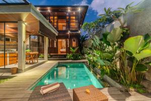 een buitenzwembad met een patio en een huis bij Villa Taru Jagat in Saba