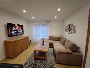 Posezení v ubytování HOUSE, Garden, PARKING, Wi-fi, CONTRACTOR STAY, close to the beach, shops, hospital, airport , 3 Bedrooms