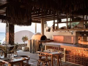 Restaurace v ubytování Sea Breeze Santorini Beach Resort, Curio By Hilton