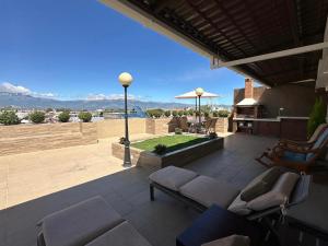 伊瓦拉Millers Townhouse的屋顶上带沙发和椅子的庭院