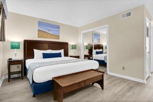 En eller flere senge i et værelse på Summer Sands - 105 by Sea Scape Properties