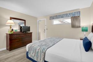 En eller flere senge i et værelse på Summer Sands - 105 by Sea Scape Properties