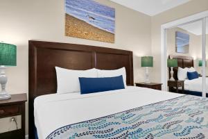 En eller flere senge i et værelse på Summer Sands - 105 by Sea Scape Properties