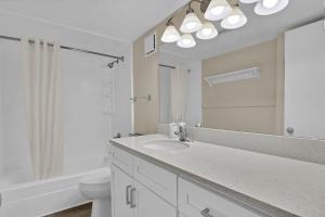 Et badeværelse på Summer Sands - 105 by Sea Scape Properties + 7 billeder