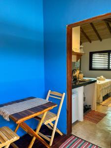 フォルチンにあるChalés Mahalo J - Pontal de Maceió - Fortimの青い壁のキッチン(テーブル、椅子付)