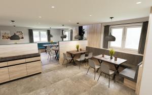 un ristorante con tavoli e sedie in una stanza di Hostel Maria Alm a Maria Alm am Steinernen Meer