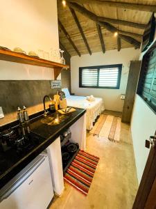 フォルチンにあるChalés Mahalo J - Pontal de Maceió - Fortimのシンク付きのキッチンとベッドが備わった部屋