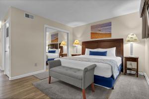 En eller flere senge i et værelse på Summer Sands - 106 by Sea Scape Properties + 11 billeder