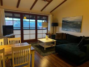 un salon avec un canapé et une table dans l'établissement Mühlenblick, à Brunshaupten