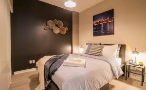 En eller flere senge i et værelse på Buchanan 304 - Midtown Luxe Condo and gym