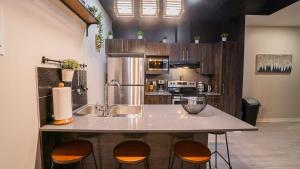 Køkken eller tekøkken på Buchanan 304 - Midtown Luxe Condo and gym