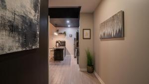 Køkken eller tekøkken på Buchanan 304 - Midtown Luxe Condo and gym + 7 billeder