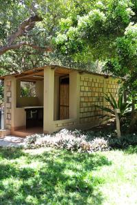 MassanoEast Coast Camping的花园中带长凳的小砖砌建筑