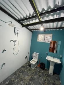 une salle de bains avec toilettes et lavabo dans l'établissement Femingo by Costels, à Hiriketiya
