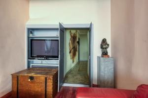 een woonkamer met een deur naar een kamer met een tv bij DREAM COLOR in Alignan-du-Vent