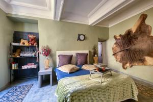 een slaapkamer met een bed met een grote houtblok aan de muur bij DREAM COLOR in Alignan-du-Vent