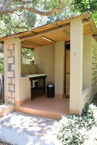 MassanoEast Coast Camping的院子里有一个木制凉亭，里面有一张桌子。