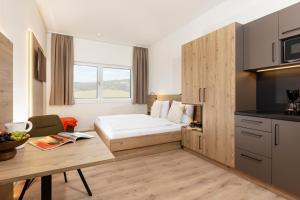 una piccola stanza con un letto e un tavolo di MOWO Limes a Denkendorf