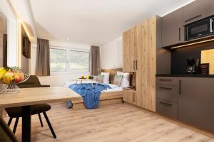 una camera con cucina con tavolo e letto di MOWO Limes a Denkendorf Altre 23 foto