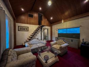 een woonkamer met twee banken en een trap bij YOLO Outdoors - Riverside Luxury Domes, Jispa in Jispa