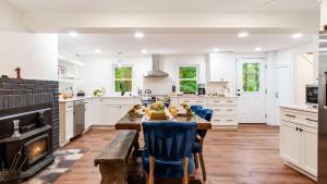 Kuchyň nebo kuchyňský kout v ubytování Pondfront Gem Minutes from Hudson’s Best Shops Cafes The Stillwater House