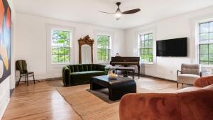 TV a/nebo společenská místnost v ubytování Pondfront Gem Minutes from Hudson’s Best Shops Cafes The Stillwater House