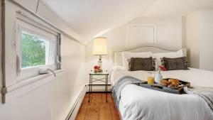 Postel nebo postele na pokoji v ubytování Pondfront Gem Minutes from Hudson’s Best Shops Cafes The Stillwater House