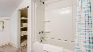 Koupelna v ubytování Pondfront Gem Minutes from Hudson’s Best Shops Cafes The Stillwater House + 25 fotografií