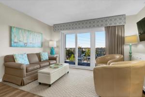 Et opholdsområde på Summer Sands - 202 by Sea Scape Properties + 11 billeder