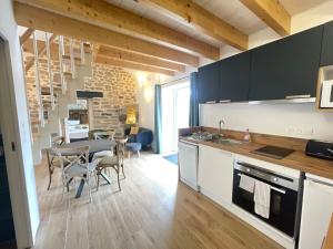 Η κουζίνα ή μικρή κουζίνα στο Kervel - Cocon Breton avec WiFi et Parking