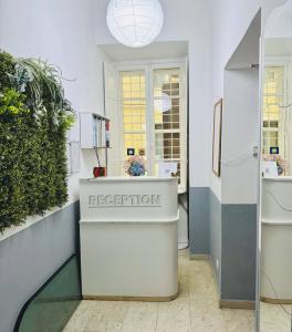 ローマにあるSina Rent Roomのロビー内の店舗