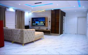 TV a/nebo společenská místnost v ubytování Fun Foyer Hotel