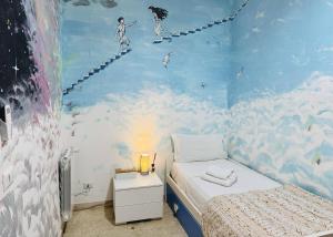 ローマにあるSina Rent Roomの雲の壁画とベッドが備わるベッドルーム1室 +242枚の写真