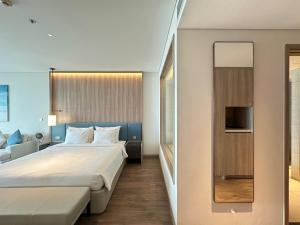 Postel nebo postele na pokoji v ubytování À La Carte Hạ Long Teri Apartment + 35 fotografií