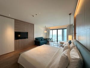 TV a/nebo společenská místnost v ubytování À La Carte Hạ Long Teri Apartment