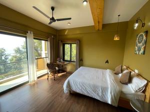 Un dormitorio con una cama y un escritorio y una ventana. en Escape by feel good, en Pokhara