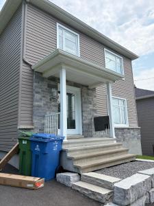 Tòa nhà nơi biệt thự tọa lạc