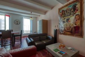 een woonkamer met een bank en een filmposter aan de muur bij DREAM COLOR in Alignan-du-Vent +6 foto's