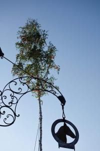 un arbre avec une cloche suspendue dans l'établissement Gasthof rotes Roß, 
