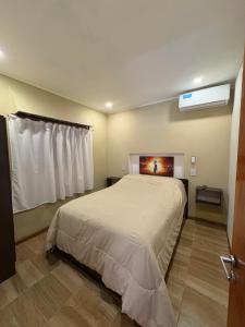 Giường trong phòng chung tại Cabañas Layken