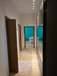 een gang die leidt naar een eetkamer met een tafel bij Roma By Sea in Lido di Ostia +10 foto's