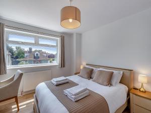 En eller flere senge i et værelse på Harold House + 19 billeder