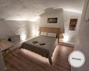 ein Schlafzimmer mit einem Bett in einem kleinen Zimmer in der Unterkunft Atypique Souplex Hyper centre Ecusson - Clim - 4p in Nîmes